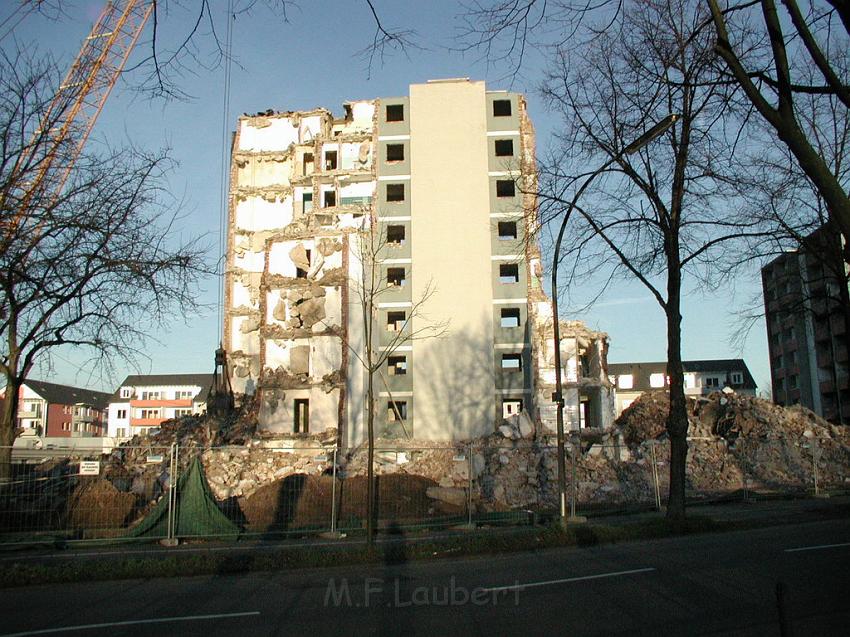 Abriss Hochaus Koeln Vingst 01.JPG